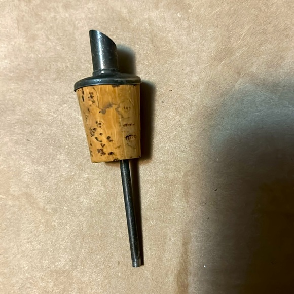 Vintage wine corks / savers & one wine pourer - Picture 3 of 6